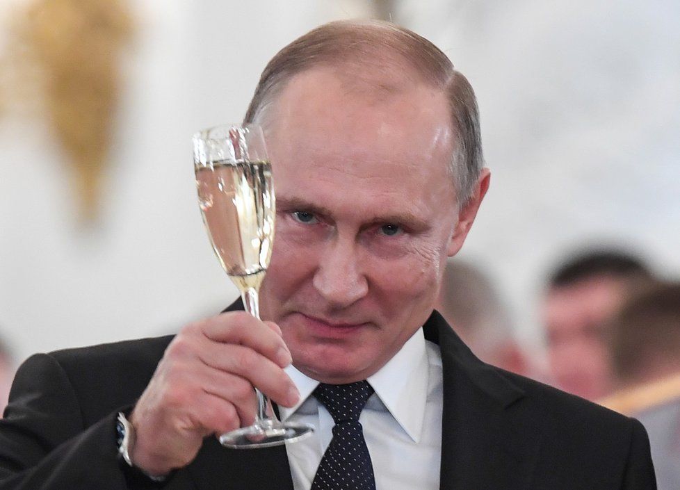 Ruský prezident Vladimir Putin se sklenkou sektu