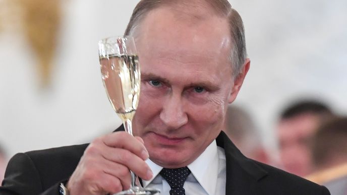 Ruský prezident Vladimir Putin se sklenkou sektu