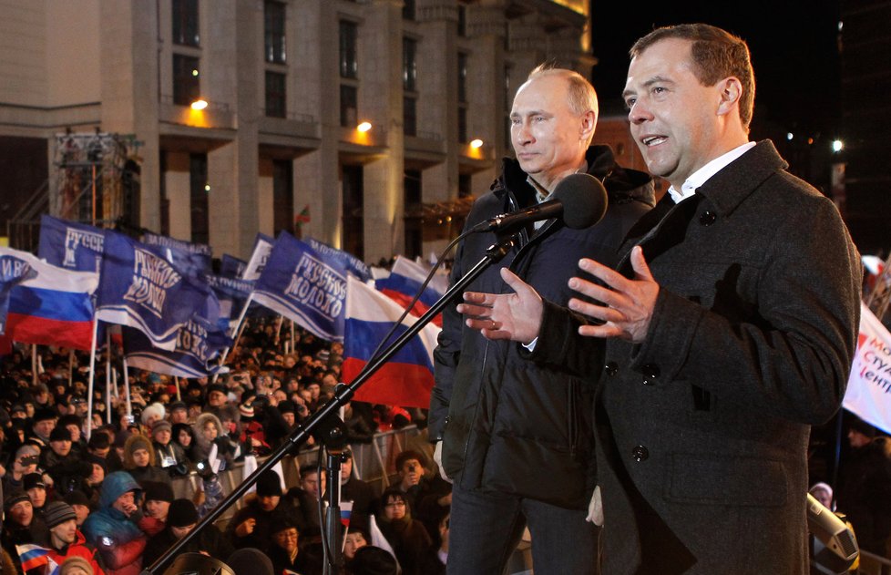 Putin a Medveděv před davem podporovatelů