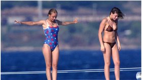 Putinovy náctileté dcery na Berlusconiho jachtě na Sardinii (červenec 2002)