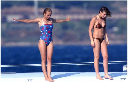 Putinovy náctileté dcery na Berlusconiho jachtě na Sardinii (červenec 2002)