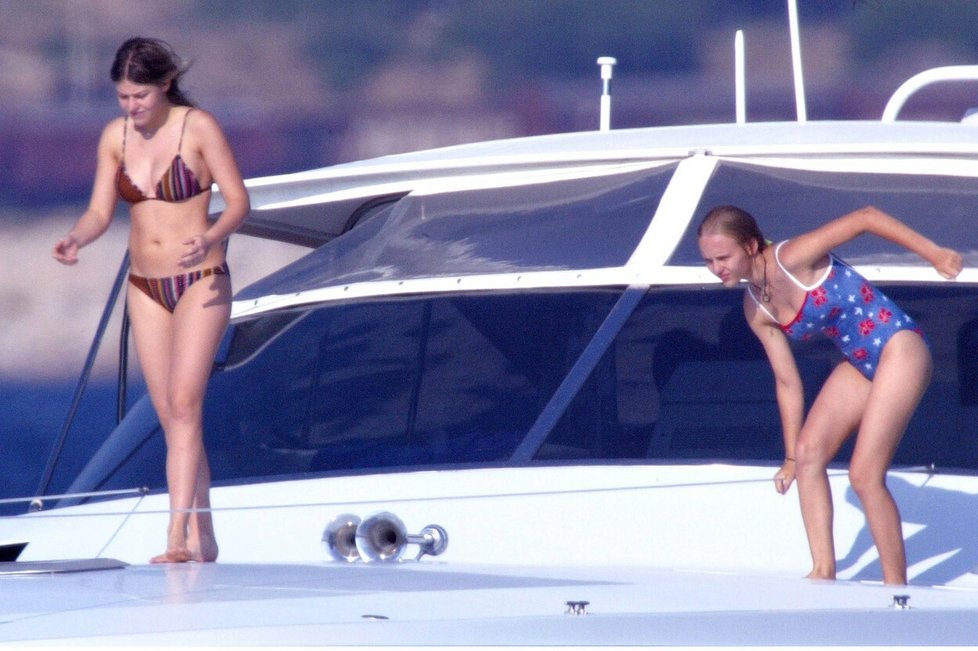 Putinovy tehdy náctileté dcery na Berlusconiho jachtě na Sardinii (červenec 2002)
