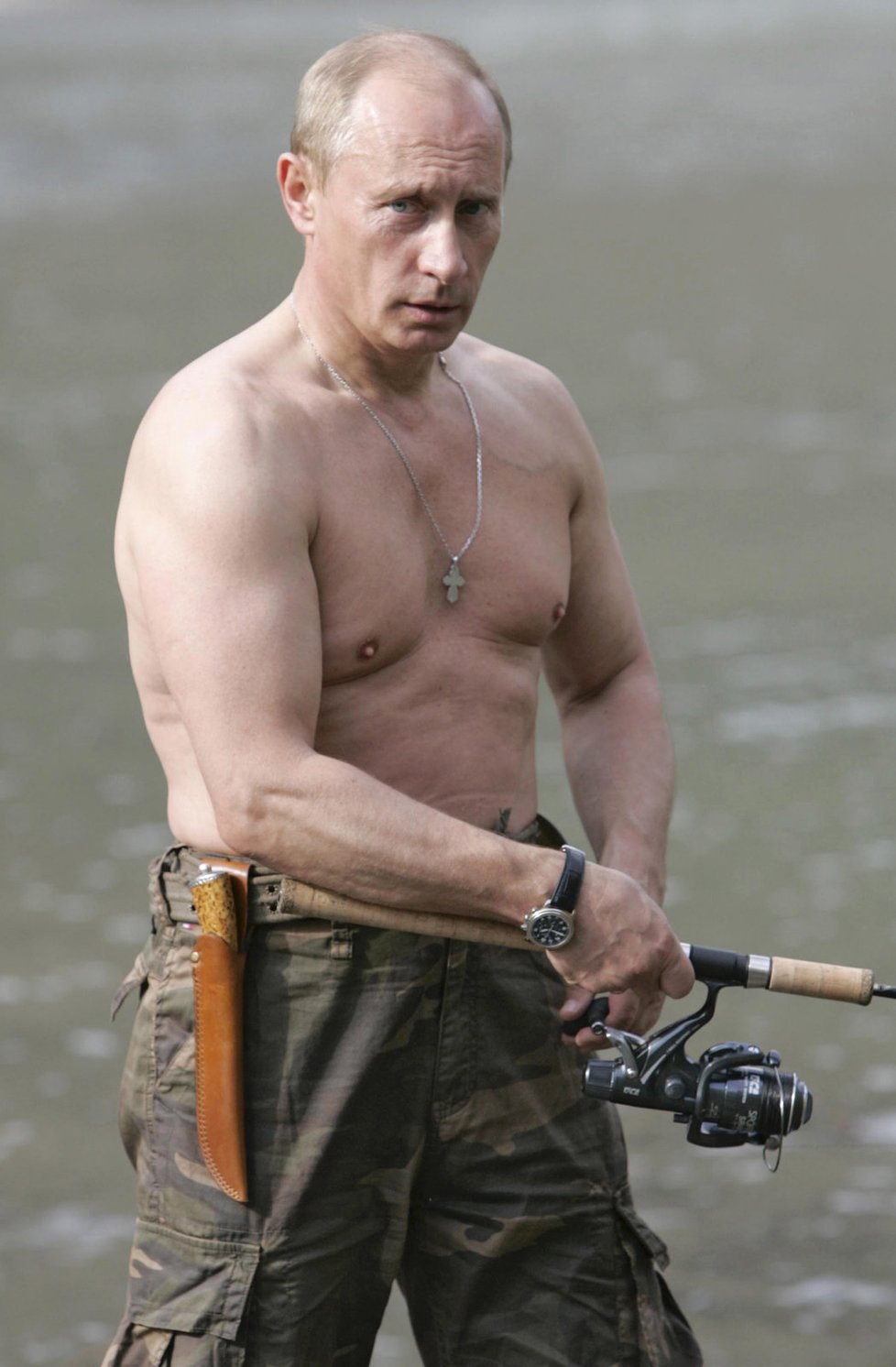 Zdravý a v obličeji pohublý Putin se rád nechával fotografovat polosvlečený při mužných sportech.