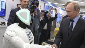Robot se nadšeně vrhl k prezidentu Putinovi.
