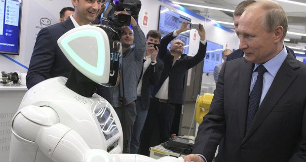 Putin si potřásl rukou se „zlobivým“ robotem. Utekl z laboratoře a byl i na demonstraci