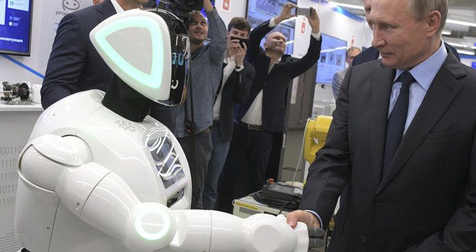 Robot se nadšeně vrhl k prezidentu Putinovi.