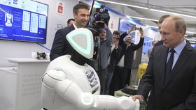 Robot se nadšeně vrhl k prezidentovi Putinovi.