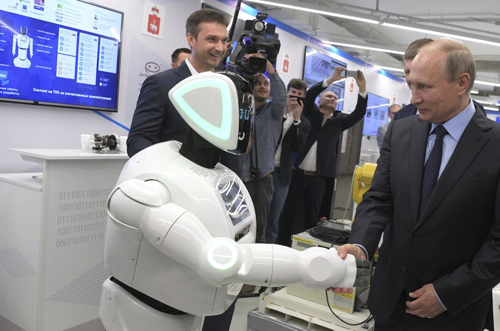 Robot se nadšeně vrhl k prezidentu Putinovi.