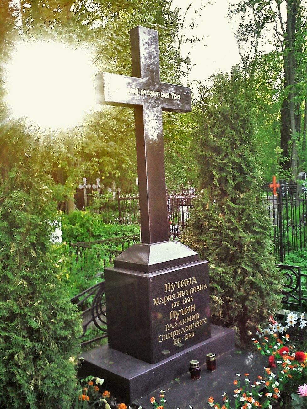 Hrob Putinových rodičů na Serafimovském hřbitově v Petrohradě