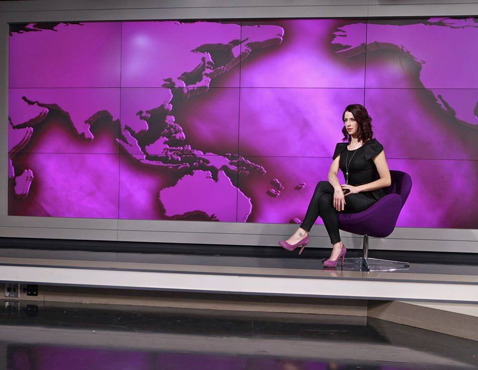 Moderátorka Abby Martin v televizním studiu ruského programu Russia Today