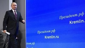 Vladimír Putin vchází na konferenci.