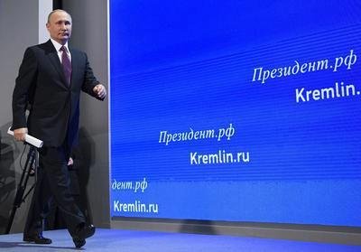 Vladimír Putin vchází na konferenci.