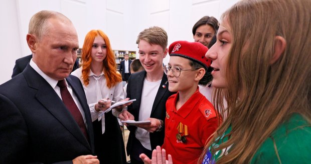Putin zase vyděsil: Před školáky se mu třásly nohy. Děti zmátl vtipem, ochranku neplánovanou zastávkou