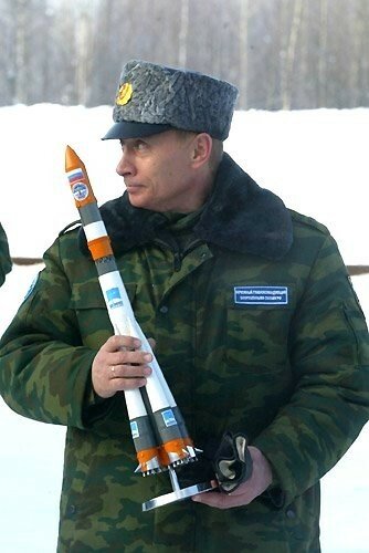 Vladimir Putin s modelem sojuzu na kosmodromu Pleseck (18. 2. 2004)