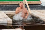 Putin podstoupil tříkrálový rituál a ponořil se do ledové vody (19. 1. 2021).