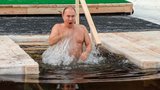 Putin dodržel rituál a ponořil se na chvilku do ledové vody. „On tradice neporušuje,“ tvrdí mluvčí