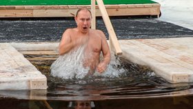 Putin podstoupil tříkrálový rituál a ponořil se do ledové vody (19. 1. 2021)