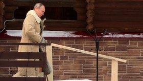 Putin podstoupil tříkrálový rituál a ponořil se do ledové vody (19. 1. 2021).