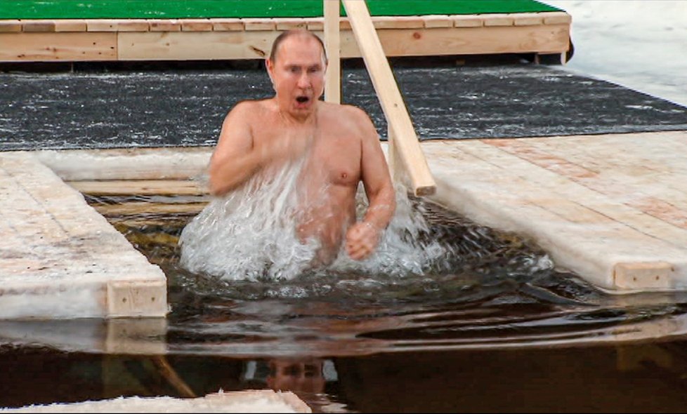 Putin podstoupil tříkrálový rituál a ponořil se do ledové vody (19. 1. 2021)