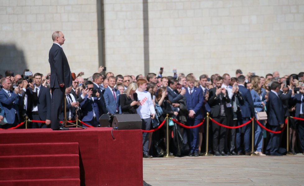 Putin na inauguraci upoutal i novou limuzínou, stála prý miliardy