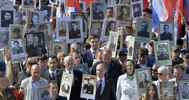 Putin v Moskvě nesl fotku otce. Němci však spekulovali o jeho biologických rodičích