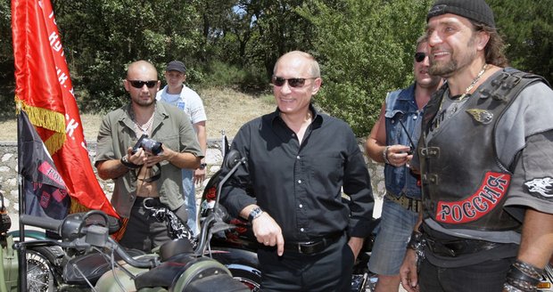 Po americkém konvoji Rusové: Putinovi motorkáři projedou Českem