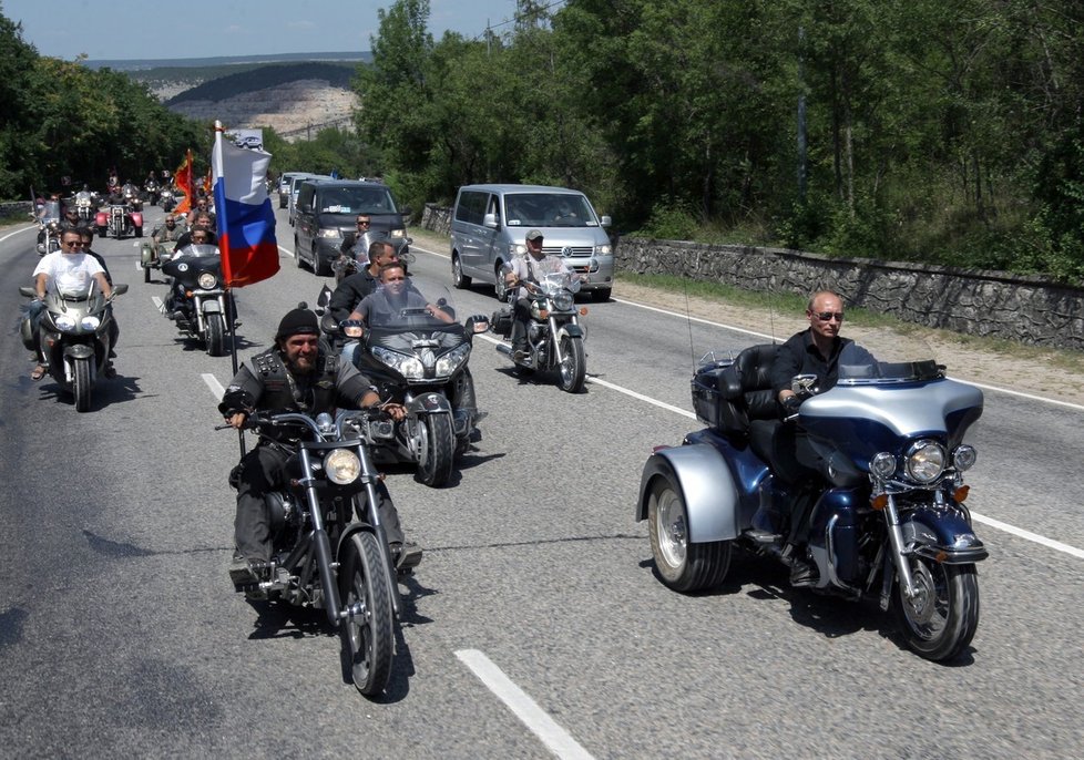 Motorkáři spolu s Putinem.