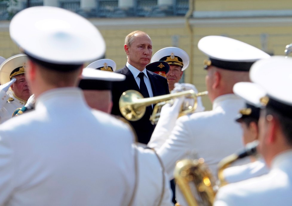 Putin se zúčastnil přehlídky ruského námořnictva