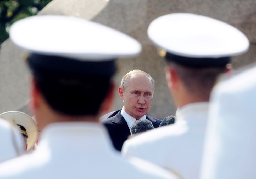 Putin se zúčastnil přehlídky ruského námořnictva