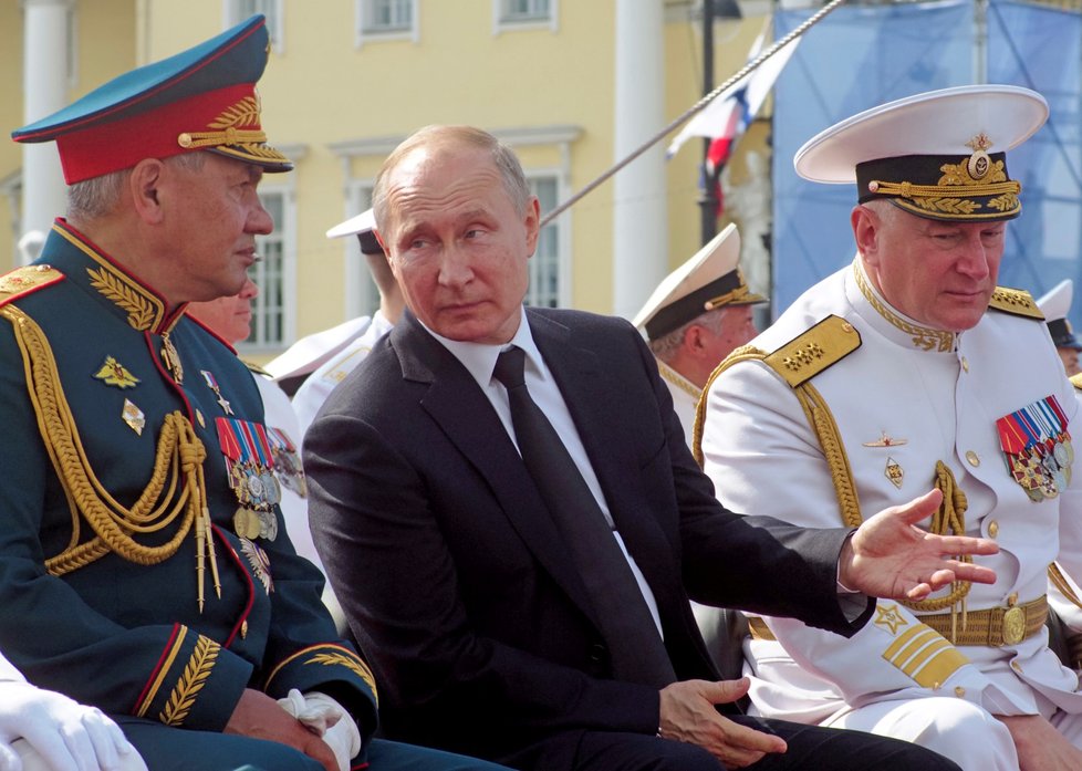 Putin se zúčastnil přehlídky ruského námořnictva.