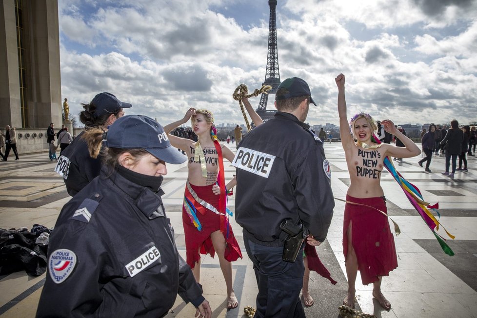 Pařížští policisté zasahují proti členkám skupiny Femen