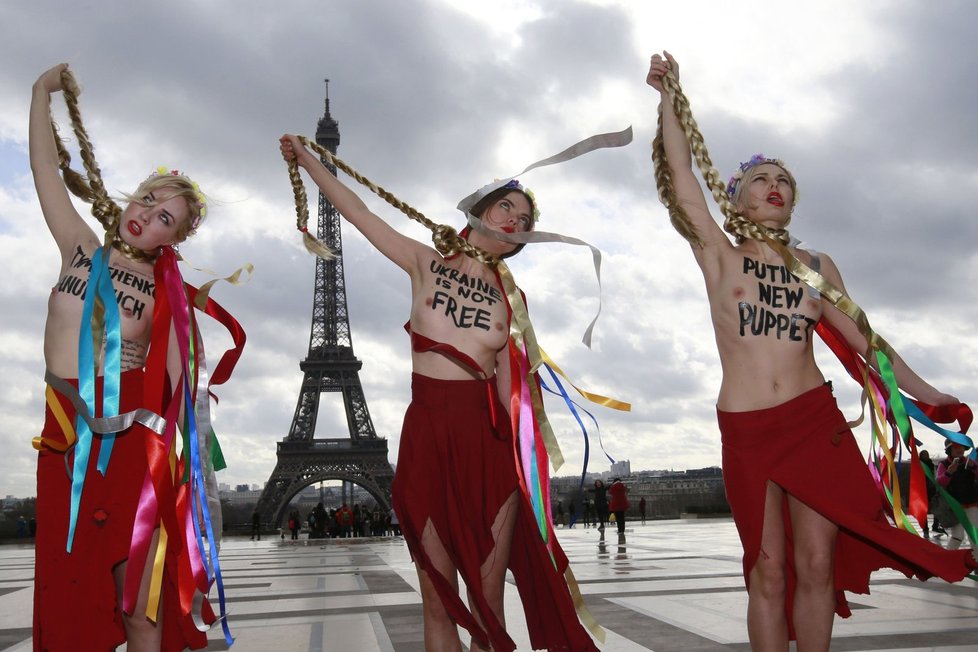 Expresivní výrazy polonahých aktivistek Femen při prostestu proti Putinovi i Julii Tymošenkové