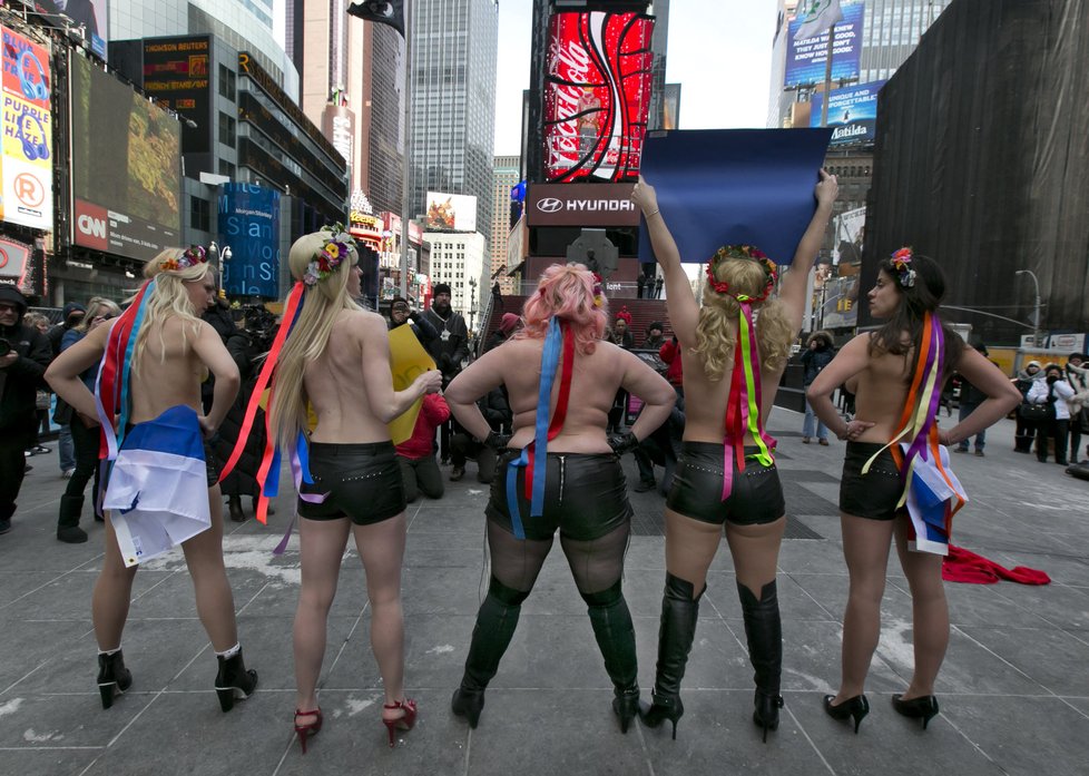 Nahý protest proti Putinovi na newyorské Times Square