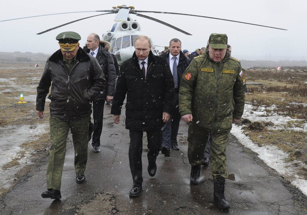Rusko zahájilo rozsáhlé vojenské cvičení na Baltu. Prezidenta Putina na něj doprovodil ruský ministr obrany Sergej Šojgu (vlevo)