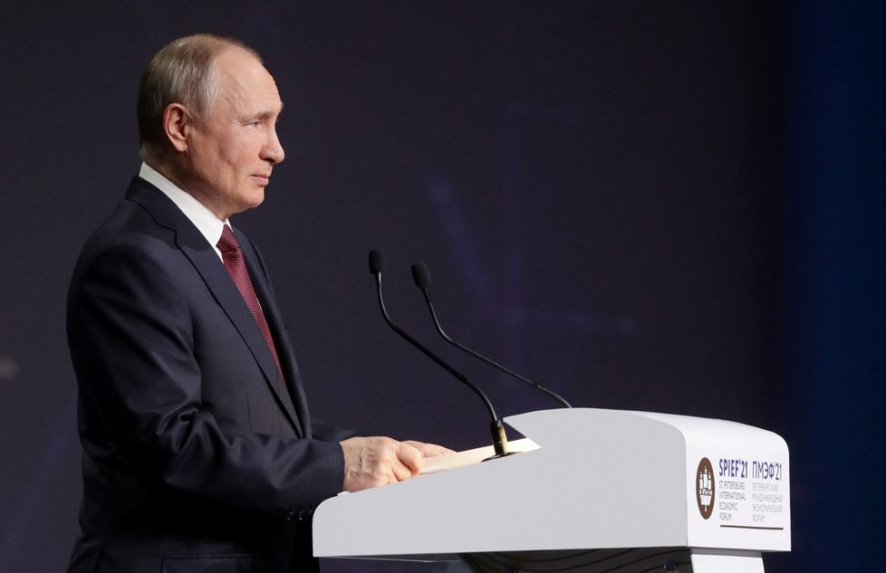 Ruský prezident Vladimír Putin na Petrohradském mezinárodním ekonomickém fóru (4.6.2021)