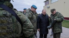 Putin a Šojgu si prohlížejí výstroj rezervistů (Rjazaň, 20. 10. 2022).