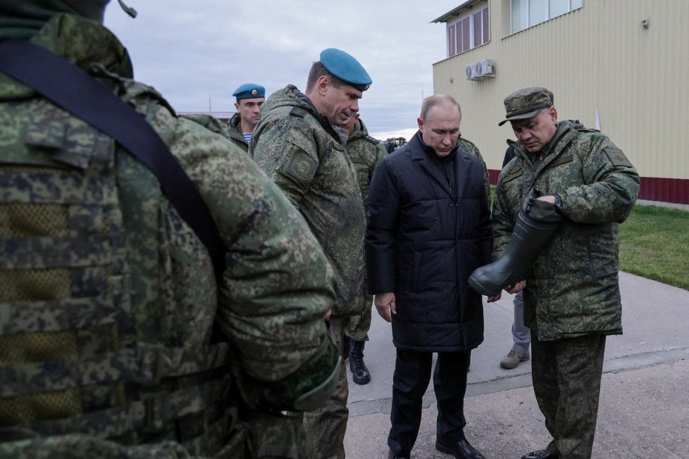 Putin a Šojgu si prohlížejí výstroj rezervistů (Rjazaň, 20. 10. 2022).