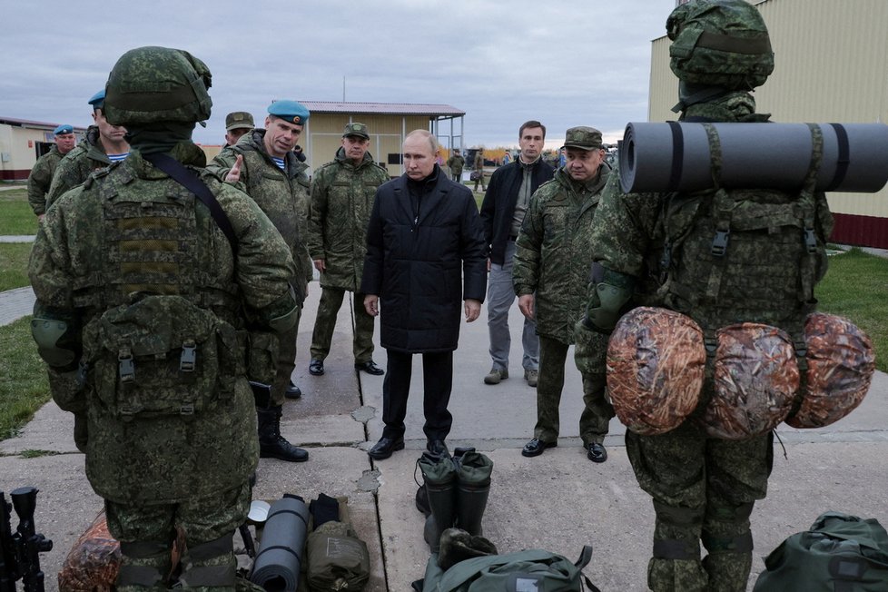 Putin si prohlíží výstroj rezervistů.