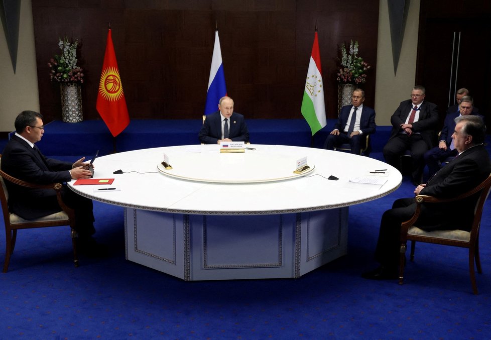 Vladimir Putin, tádžický prezident Emómalí-ji Rahmón a kyrgyzský prezident Sadyr Japarov na jednání v kazašské Astaně (13. 10. 2022)