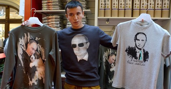 Putinovy slavné činy jsou zobrazeny na mikinách. V Rusku jsou módním hitem