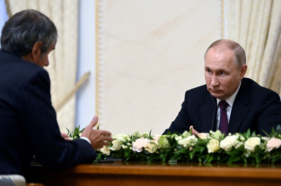 Ruský prezident Vladimir Putin a šéf Mezinárodní agentury pro atomovou energii (IAEA) Rafael Grossi v Petrohradě (11. 10. 2022)