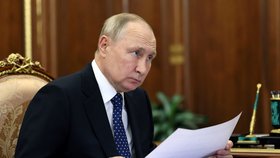 Vladimir Putin na jednání s vicepremiérem Dmitrijem Chernisčenkem, Moskva, 24. 10. 2022