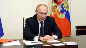 Vladimir Putin při videokonferenci s členy ruské bezpečnostní rady