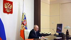 Vladimir Putin při videokonferenci s členy ruské bezpečnostní rady, při které vyhlásil stanné právo v územích, která se na Ukrajině pokusil anektovat (19. 10. 2022)