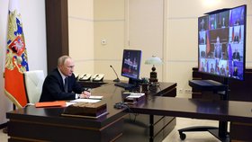 Vladimir Putin při videokonferenci s členy ruské bezpečnostní rady, při které vyhlásil stanné právo v územích, která se na Ukrajině pokusil anektovat (19. 10. 2022)