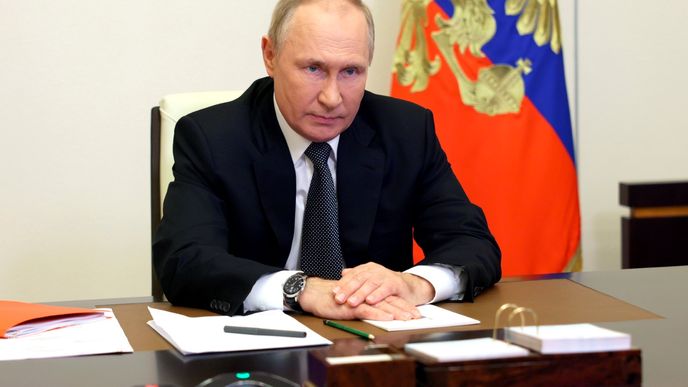 Vladimir Putin při videokonferenci s členy ruské bezpečnostní rady, při které vyhlásil stanné právo v územích, která se na Ukrajině pokusil anektovat (19. 10. 2022)