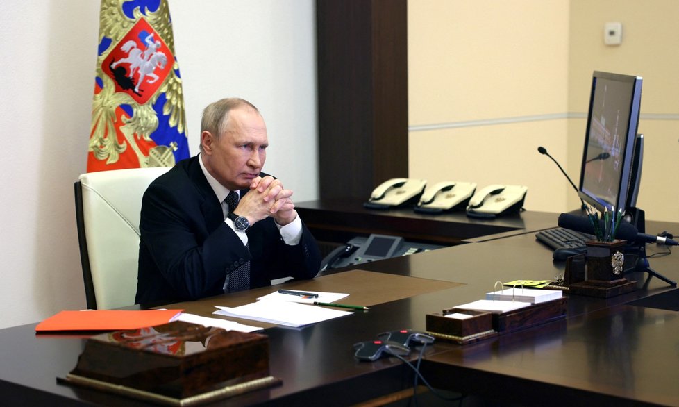 Vladimir Putin při videokonferenci s členy ruské bezpečnostní rady, při které vyhlásil stanné právo v územích, která se na Ukrajině pokusil anektovat.