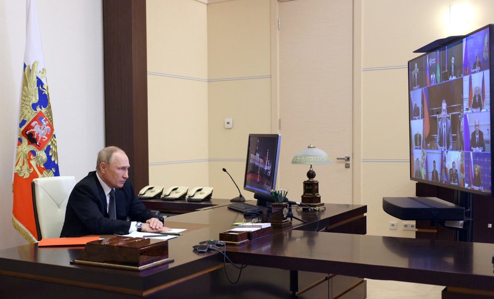 Vladimir Putin při videokonferenci s členy ruské bezpečnostní rady, při níž vyhlásil stanné právo v územích, která se na Ukrajině pokusil anektovat (19. 10. 2022).