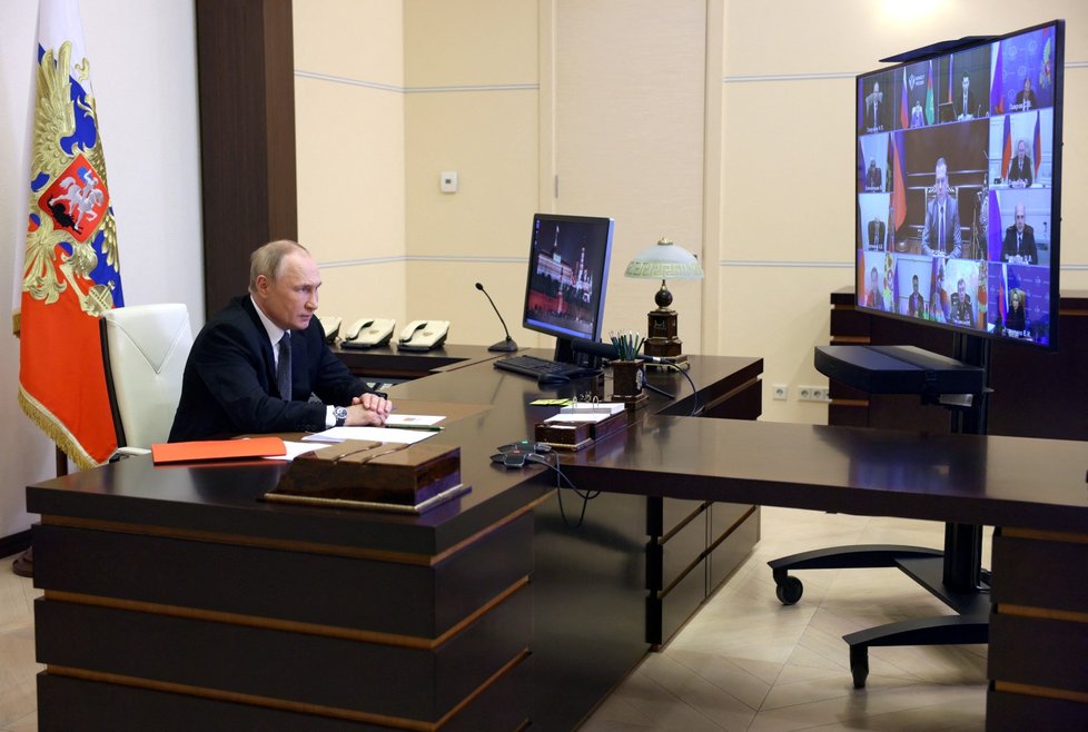 Vladimir Putin při videokonferenci s členy ruské bezpečnostní rady, při které vyhlásil stanné právo v územích, která se na Ukrajině pokusil anektovat. (19. 10. 2022)