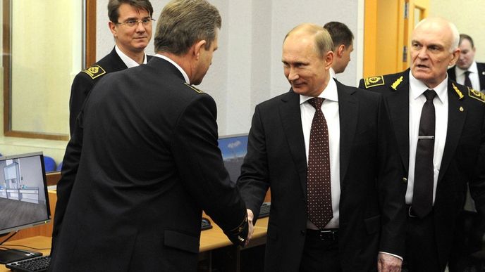 Ne každý Rus chudne. Třeba rektor Vladimir Litviněnko (vpravo).